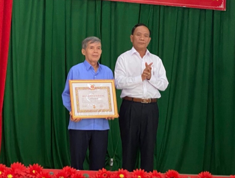 Đảng uỷ Thị trấn Ea Súp tổ chức Lễ trao huy hiệu Đảng